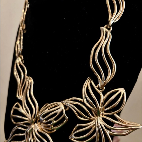 Oscar de la Renta Gold Floral Necklace and Earrings Set - Picture 6 of 6